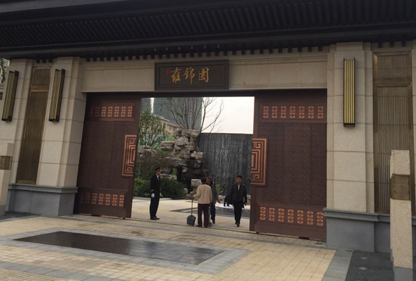 沈陽銅門成為富豪別墅的門面，誰在背后推動？